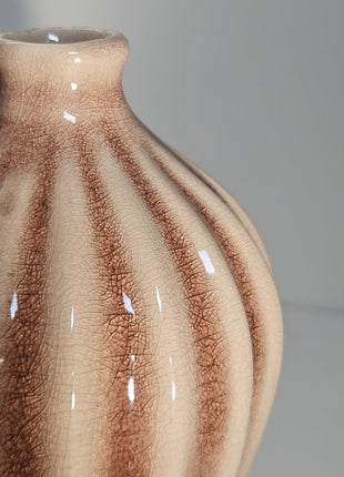 Close-up van set van 3 vazen Amalie - verschillende hoogtes en organische vormen