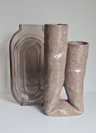 Vazen grijs glas en roze beige aardewerk gepresenteerd samen