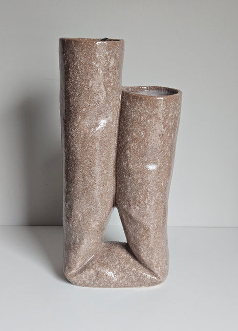 Vaas Looped roze beige aardewerk met lus-vorm en matte afwerking hoogte 31 cm