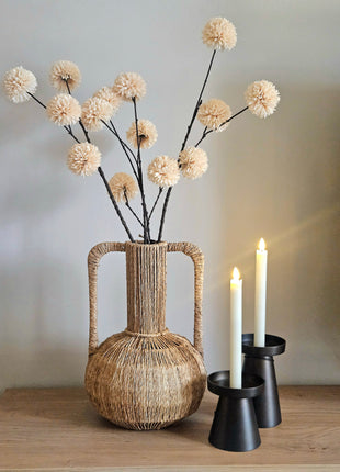 Kunstbloem chrysanthemum pompom crème gepresenteerd in vaas op dressoir