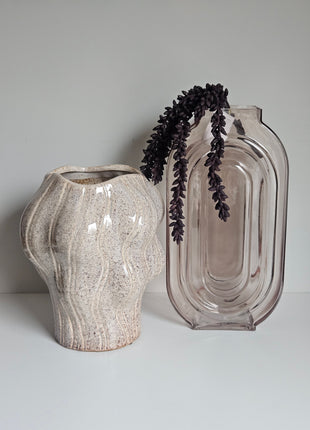 Vazen grijs glas en zand aardewerk in verschillende formaten gepresenteerd samen