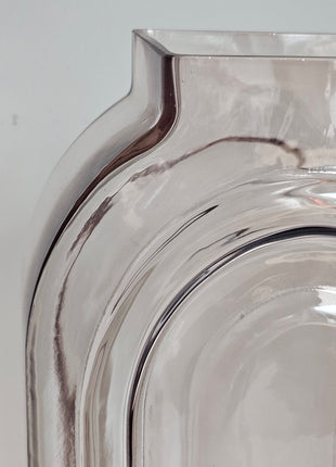 Close-up van vaas grijs zalm glas - kleurverloop en glanzende afwerking