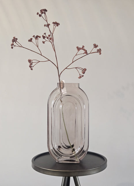 Vaas grijs zalm glas met elegante vorm en kleurverloop hoogte 30 cm getoond op een bijzettafel met kleurrijke bloemen.