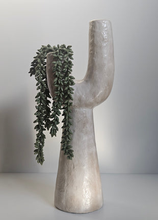 Close-up van vaas organisch U-vorm beige - matte afwerking en natuurlijke tinten