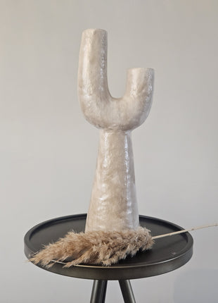 Vaas organisch U-vorm beige aardewerk met sculpturale vorm hoogte 36 cm