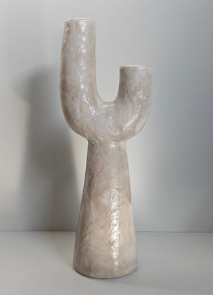 Vaas organisch U-vorm beige aardewerk met sculpturale vorm hoogte 36 cm