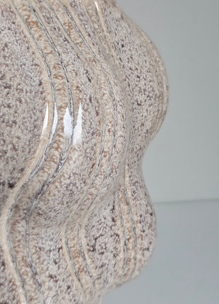 Close-up van vaas organisch zand - zandkleurige afwerking en matte textuur