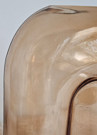 Close-up van vaas amber bruin glas - warme gloed en transparante afwerking