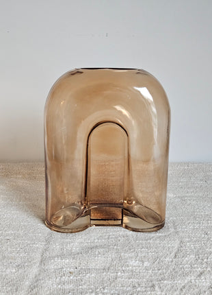 Vaas amber bruin glas met organische vorm en warme tinten hoogte 20 cm