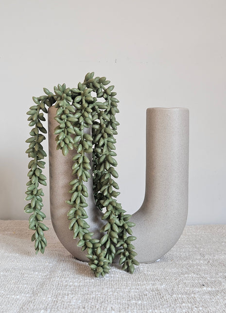 Close-up van kunstplant erwtenplant groen - realistische blaadjes en natuurlijke groentinten