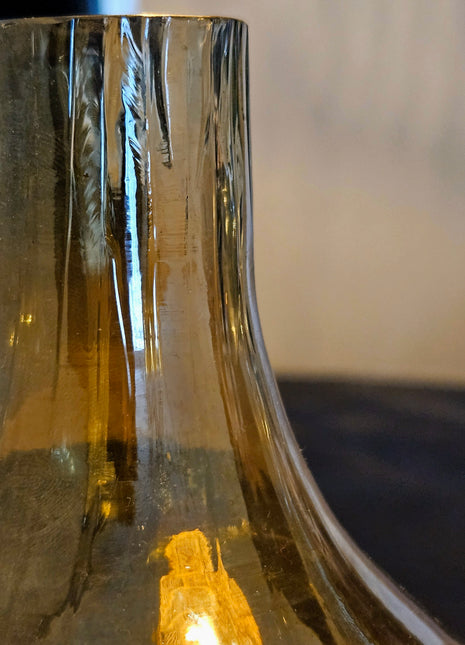 Close-up van glazen vaas bruin amber - glanzende afwerking en warme tinten