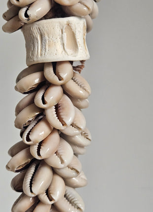 Close-up van schelpenketting decoratief lang - gevlochten band en natuurlijke schelpen