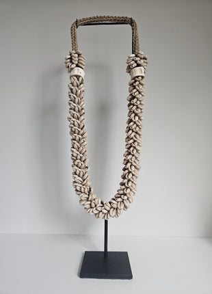 Schelpenketting decoratief lang met gevlochten band op standaard hoogte 50 cm