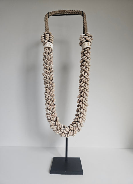 Schelpenketting decoratief lang met gevlochten band op standaard hoogte 50 cm