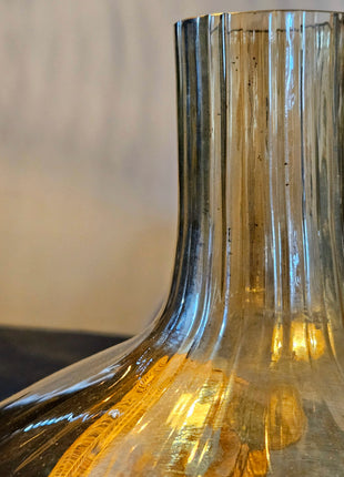 Close-up van glazen vaas bruin amber groot - glanzende afwerking en warme tinten