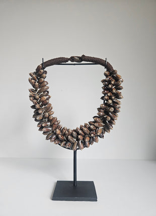 Schelpenketting natuurlijk handgemaakt met gevlochten band op standaard hoogte 32 cm