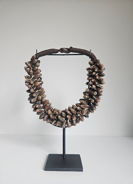 Schelpenketting natuurlijk handgemaakt met gevlochten band op standaard hoogte 32 cm