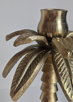 Close-up van kandelaar palmboom goud - tropische palmboomvorm en glanzende afwerking