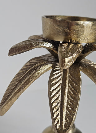 Close-up van waxinelichthouder palmboom goud - tropische palmboomvorm en glanzende afwerking