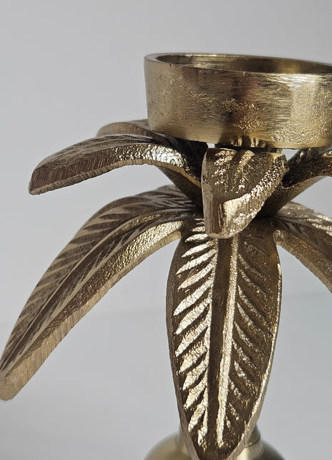 Close-up van waxinelichthouder palmboom goud - tropische palmboomvorm en glanzende afwerking