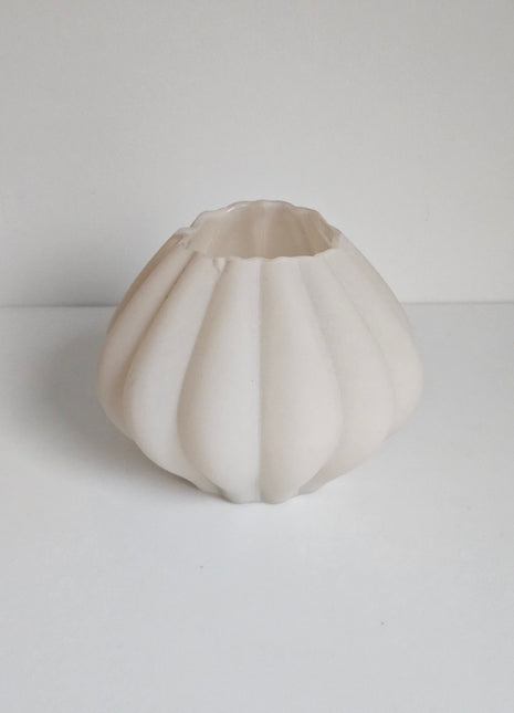 Vaas ribbeltextuur beige glas met geribde afwerking hoogte 11 x Ø 14 cm