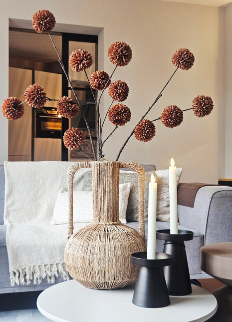 Kunstbloem chrysanthemum pompom bruin gepresenteerd in vaas