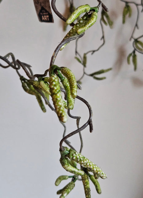 Close-up van kunstplant salix wilgentak groen - zachte groentinten en hangende bladeren