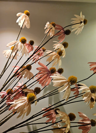 Close-up van kunstbloemen echinacea zonnehoed oudroze en crème samen