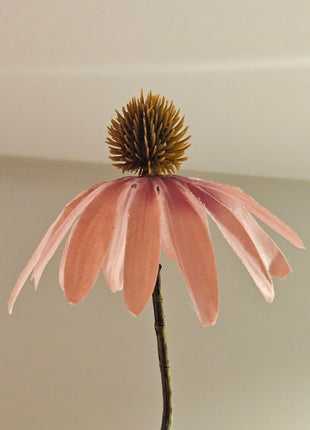 Close-up van kunstbloem echinacea zonnehoed - oudroze tinten