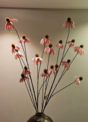 Close-up van kunstbloem echinacea zonnehoed oudroze - realistische steel