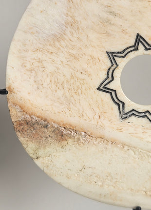 Close-up van ornament schijf creme naturel - matte afwerking