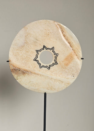 Close-up van ornament schijf op voet - organische vorm