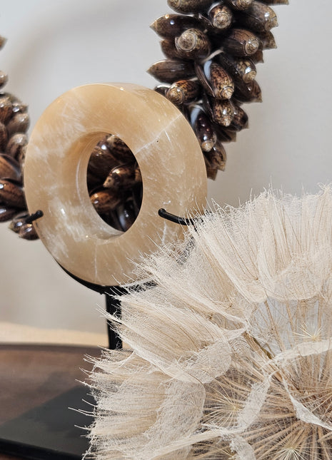 Ornament onyx schijf natuursteen gepresenteerd op dressoir