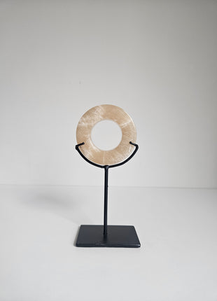 Ornament onyx schijf op voet natuursteen hoogte 15 cm