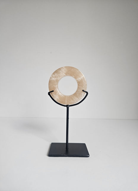 Ornament onyx schijf op voet natuursteen hoogte 15 cm