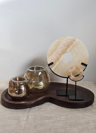 Ornament onyx op voet beige in sfeervol interieur