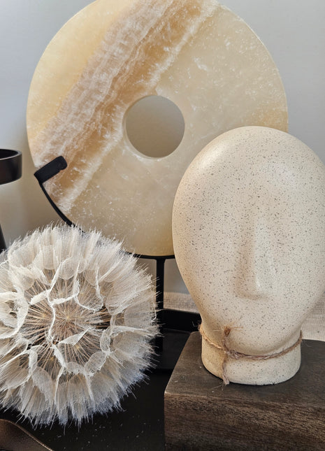 Ornament onyx beige natuursteen gepresenteerd op dressoir