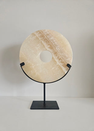 Ornament onyx op voet beige natuursteen Ø 20 x hoogte 28 cm