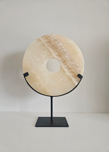 Ornament onyx op voet beige natuursteen Ø 20 x hoogte 28 cm