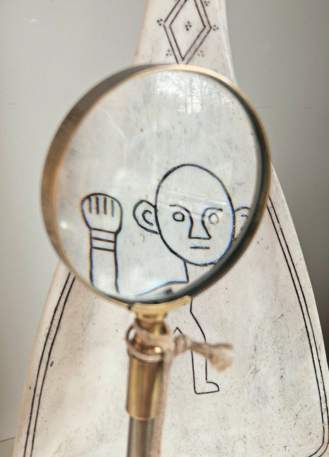 Close-up van ornament lepel op voet - figuur en natuurlijke afwerking, Met decoratief vergrootglas