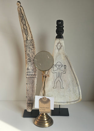 Ornament lepel op voet met figuur gepresenteerd op dressoir