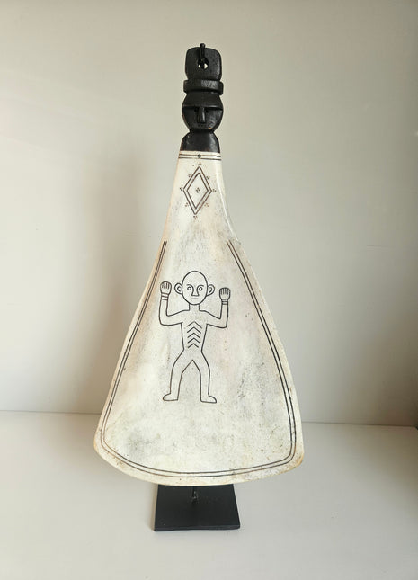 Ornament lepel op voet met figuur wit naturel 18 x 40 cm