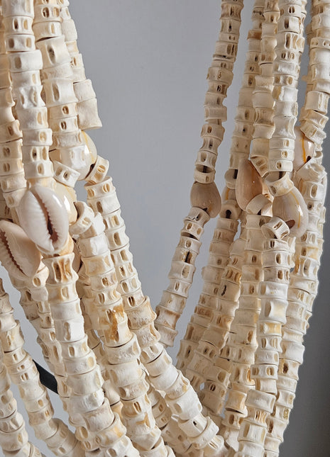 Close-up van schelpenketting wit - natuurlijke schelpen