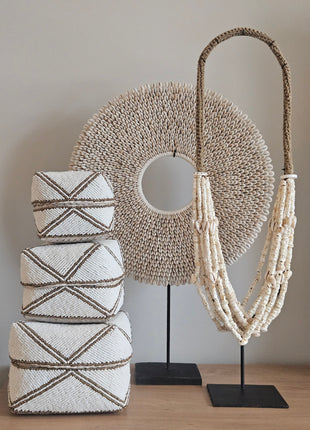 Schelpenketting wit gepresenteerd op dressoir