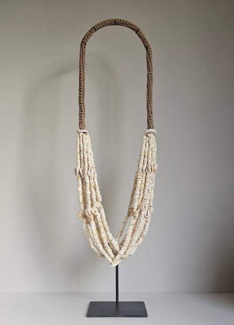 Schelpenketting wit op standaard hoogte 65 cm