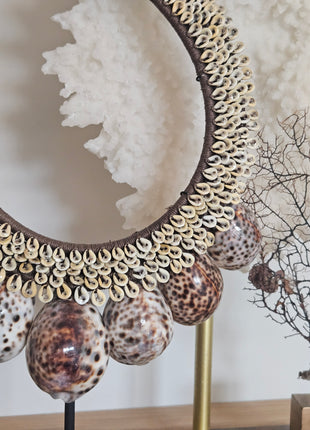 Schelpenketting tijgerschelp in sfeervol interieur