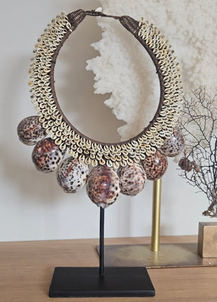 Schelpenketting tijgerschelp gepresenteerd op dressoir