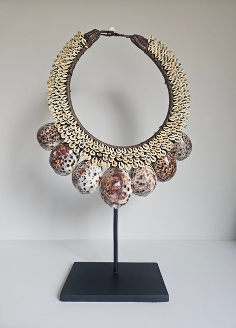 Schelpenketting tijgerschelp handgemaakt Ø 27 x hoogte 44 cm