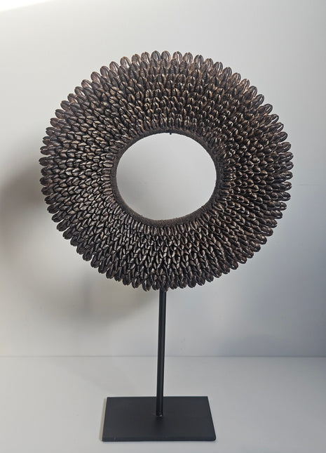 Schelpenketting antiek look donker Ø 26 x hoogte 40 cm