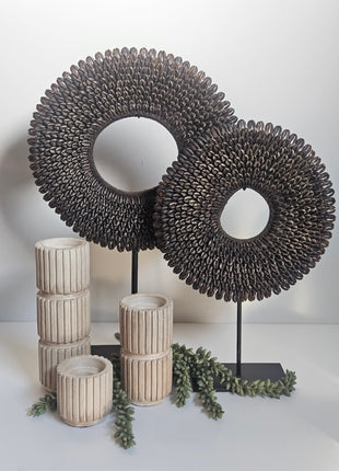 Schelpenketting antiek look donker gepresenteerd op standaard